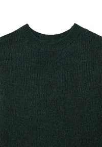 Dunkelgrüner, gestrickter Pullover mit rundem Ausschnitt. Der Stoff hat ein strukturiertes Muster, das ein weiches und gemütliches Erscheinungsbild zeigt.