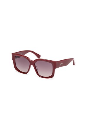 Rote rechteckige Sonnenbrille mit verlaufenden Gläsern, dicken Kunststoffrahmen und geraden Bügeln, die in der Nähe des Scharniers ein kleines Logo aufweisen.