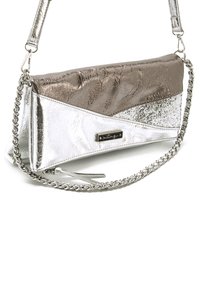 Borsa a tracolla argento e grigio metallizzato con finitura testurizzata, caratterizzata da un design angolare, una catena decorativa e dettagli di hardware personalizzati.