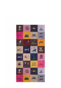 Kleurrijke textiel met verschillende vierkanten met gedrukte citaten en karakters uit Peanuts. Het materiaal lijkt zacht, met een patchworkontwerp en gevarieerde typografie.