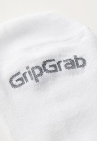Calcetín blanco hecho de tejido entrelazado con una textura suave, con el logo "GripGrab" en gris cerca de la parte superior. Sin patrones ni acentos adicionales.