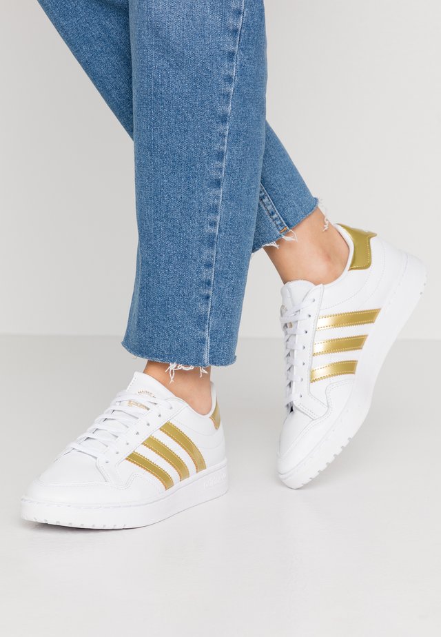 TEAM COURT - Baskets basses - footwear white/gold metallic