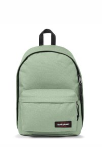 Zaino in tessuto verde con una tasca frontale con zip, forma arrotondata, spallacci neri e un'etichetta con il logo Eastpak. Finitura opaca e testurizzata con luccichii.