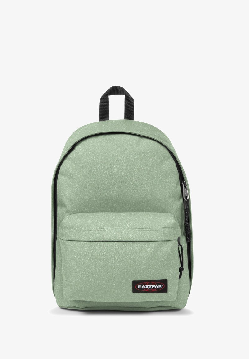 Zaino in tessuto verde con una tasca frontale con zip, forma arrotondata, spallacci neri e un'etichetta con il logo Eastpak. Finitura opaca e testurizzata con luccichii.
