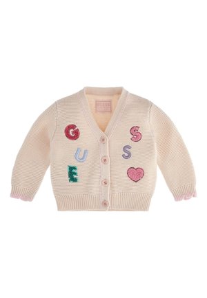 Hellrosa gestrickte Kinderstrickjacke mit Knöpfen, verziert mit paillettenbesetzten Buchstaben, die "GUESS" und ein pinkes Herz auf der Vorderseite bilden.