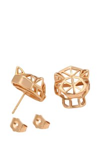 Guldtonede metalstud øreringe formet som geometriske kattehoveder med matchende sommerfuglebagsider, vist på en hvid baggrund.