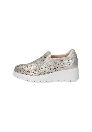 Scarpe metallizzate argento slip-on con design floreale perforato, suola bianca spessa e pannelli laterali elasticizzati per una facile vestibilità.