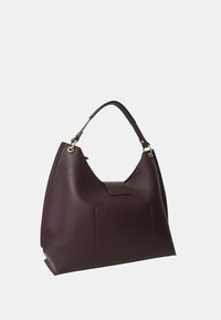 Sac hobo en cuir bourgogne avec une finition texturée, un dessus incurvé, une sangle plate et une poche avant ; accents en métal doré.