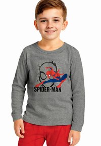 Maglietta grigia a maniche lunghe con una grafica di Spider-Man in rosso e blu, con testo nero e un motivo a ragnatela dietro il personaggio.