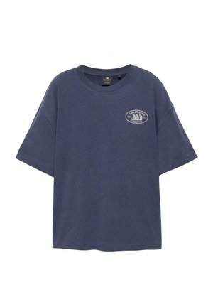 Námornícka modrá oversized tričko s krátkym rukávom, okrúhlym výstrihom a malým bielym logom "SMART MIND" na ľavej strane hrude.