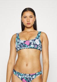 Conjunto de biquíni floral com fundo azul-marinho e flores multicoloridas. O top tem um decote quadrado e alças largas; as partes de baixo são de cintura baixa.
