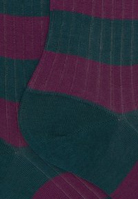 Calzini a righe con una texture a coste, colori alternati verde scuro e bordeaux, con punte e talloni rinforzati.