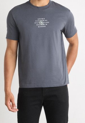 Graues Baumwoll-T-Shirt mit kurzen Ärmeln, mit weißem Text: "BRONX, MANHATTAN, STATEN ISLAND, BROOKLYN, QUEENS" in zentrierter Anordnung.