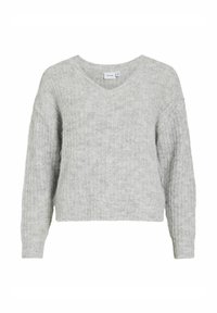 Pull en tricot gris avec un col en V, des manches longues et une longueur légèrement courte. Présente une texture douce et un motif côtelé sur l'ensemble.