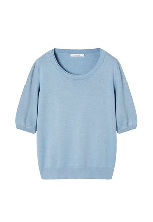 Hellblauer Pullover mit kurzen Ärmeln und rundem Ausschnitt, weicher Textur und leicht aufgepufften Ärmeln; schlichtes, klares Design ohne Muster.