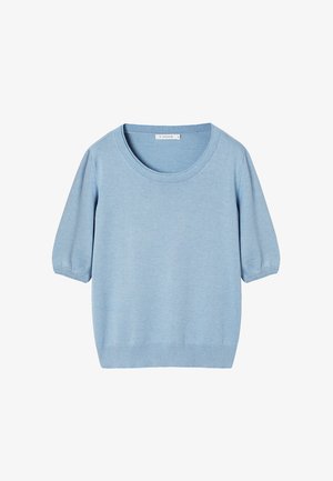 Hellblauer Pullover mit kurzen Ärmeln und rundem Ausschnitt, weicher Textur und leicht aufgepufften Ärmeln; schlichtes, klares Design ohne Muster.