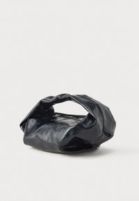 Czarna torebka ze zgniecioną skórą, o składanym designie i krótkim uchwycie. Powierzchnia ma błyszczące wykończenie i teksturowany wygląd.