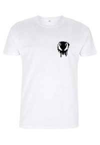 Weißes Baumwoll-T-Shirt mit einem schwarzen grafischen Design eines abstrakten Gesichts mit tropfenden Akzenten im linken Brustbereich.