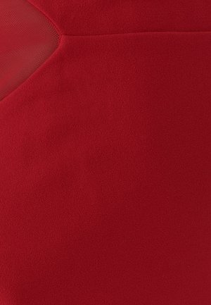 Rode stof met een gladde, licht gestructureerde oppervlakte en een netpaneel aan de zijkant, dat een contrasterend materiaal en ontwerpspecificatie laat zien.