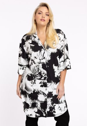 Schwarz-weißer botanischer Print-Kleid mit Kragen, kurzen Ärmeln, Knopfleiste und entspannter Passform.