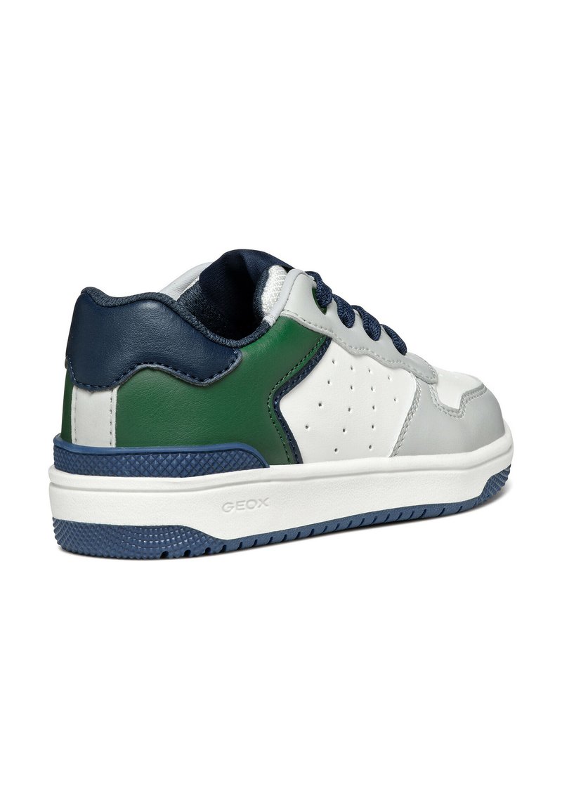 Sneaker da uomo con una combinazione di pelle grigia, blu navy e verde, suola in gomma testurizzata e design perforato per la traspirabilità.