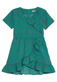 Zelené šaty s krátkým rukávem, s volánkovým výstřihem a lemem, s růžovými květinovými vzory a malými černými tečkami po celém materiálu.
