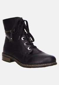 Bottine en cuir noir avec un bout rond, un laçage à l'avant et une fermeture éclair sur le côté. Équipée de garnitures en métal argenté et d'un talon bas texturé.