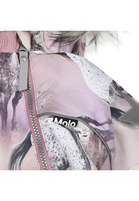 Geïsoleerde jacket met een roze en grijs paardenprint, met zilveren hardware en een logo-tag. Gestructureerde stof met zachte bontaccenten.
