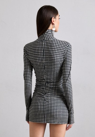 Norma Kamali LONG SLEEVE TURTLENECK PICKLEBALL DRESS - Vestido de malha - black