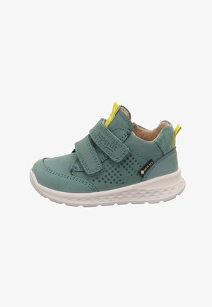 Baskets pour enfants de couleur sarcelle avec deux bandes Velcro, accents jaunes, côté perforé, semelle blanche rembourrée et étiquette Gore-Tex sur le talon.