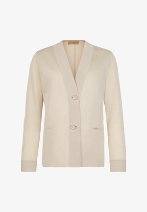 Beżowa marynarka z długim rękawem, z dwoma perłowymi guzikami, głębokim dekoltem w serek i dwoma wąskimi kieszeniami z przodu, przedstawiona na białym tle.