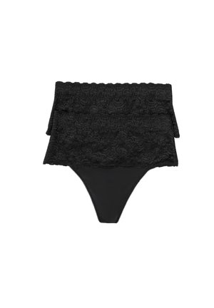 Tanga in pizzo nero con fascia superiore arricciata, caratterizzato da un motivo floreale e tessuto morbido. Progettato per una forma aderente.