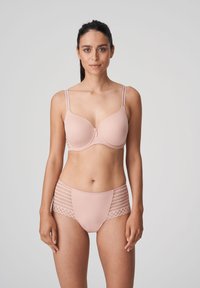 Jasnoróżowy zestaw bielizny składający się z gładkiego, uformowanego biustonosza z regulowanymi ramiączkami oraz pasujących majtek z koronkowymi bocznymi panelami.