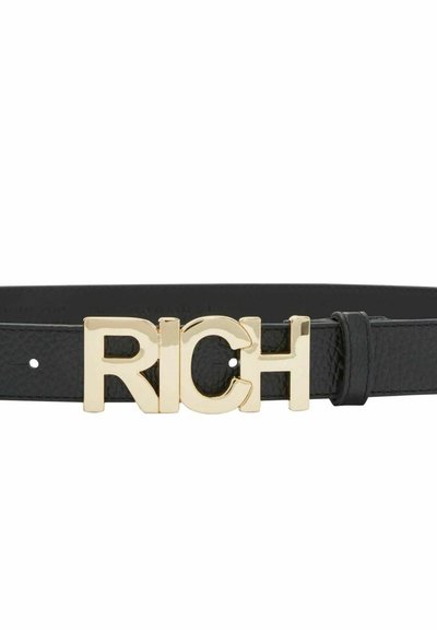 Cintura in pelle nera con finitura testurizzata, caratterizzata da una grande fibbia in metallo dorato incisa con la parola "RICH". Fori regolabili per la misura.