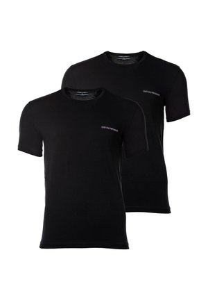 Dos camisetas de algodón negras. Cuentan con un escote redondo, mangas cortas y un pequeño logo bordado en el pecho izquierdo. Textura suave.