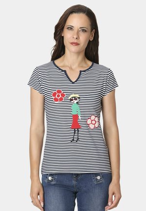 Camiseta de manga corta a rayas con escote en V, personaje bordado en verde y rojo, y acentos florales en rojo y blanco.