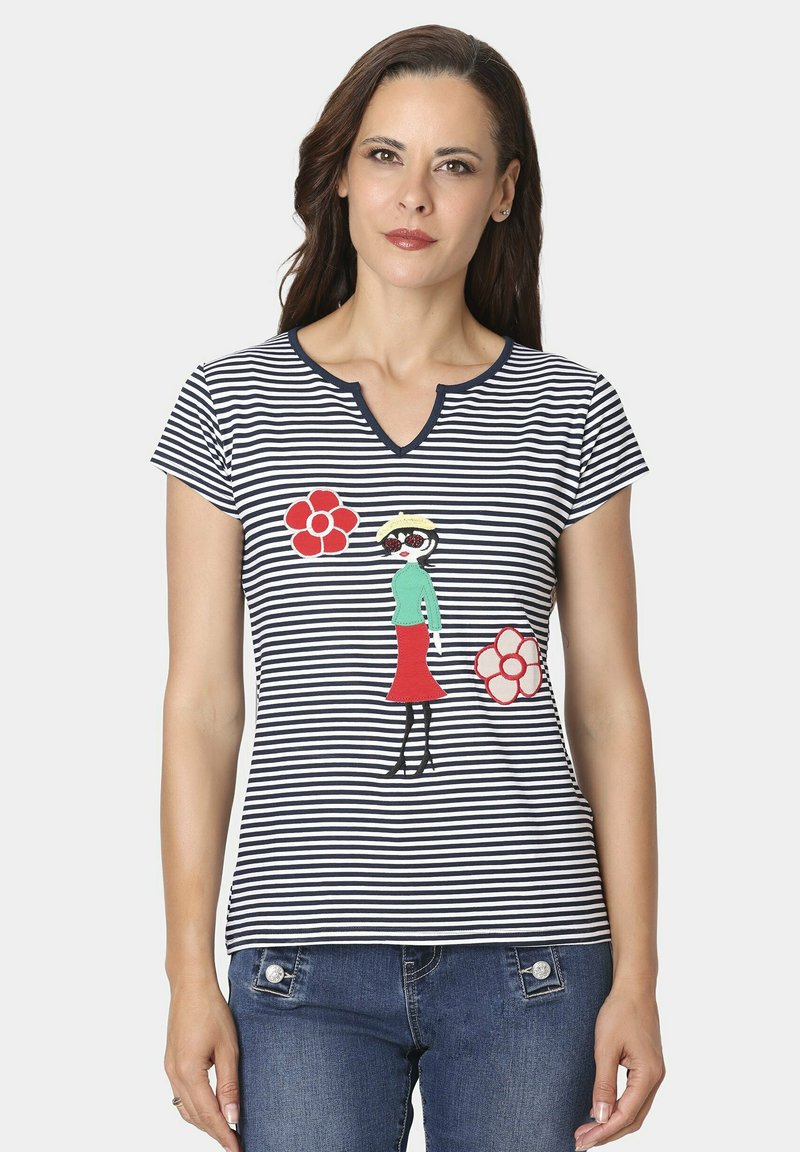 Camiseta de manga corta a rayas con escote en V, personaje bordado en verde y rojo, y acentos florales en rojo y blanco.