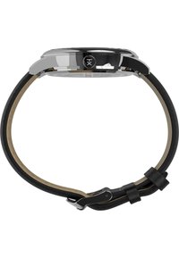 Svart läderrem med ett polerat silverhölje, rund urtavla och detaljerade markeringar. Har en säker metallspänne och böjd design.