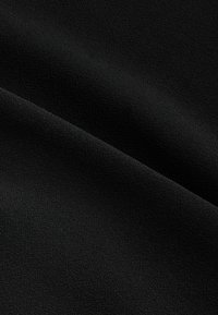 Černá látka s hladkým, matným povrchem a mírným leskem. Materiál má jemnou, poddajnou splývavost, která zdůrazňuje jeho tekoucí vzhled.
