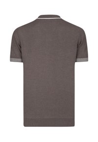 Polo de punto marrón de manga corta con un cuello clásico y acentos a rayas en las mangas. Textura suave con una forma ajustada.
