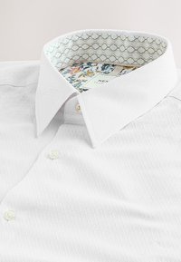 Non selezionato, white