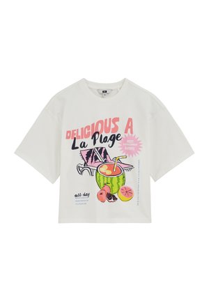 Biele tričko s ružovým a čiernym textom, na ktorom je grafika plážového lehátka, tropického ovocia a melónového nápoja so slamkou.