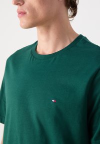 Tommy Hilfiger ESSENTIAL TEE - Základné tričko - ornamental green
