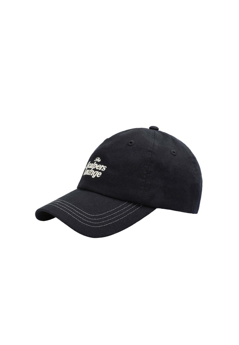 Gorra de béisbol de algodón negra con visera curvada, texto bordado "The Sneakers Lounge" en la parte frontal y acentos de costura blanca.