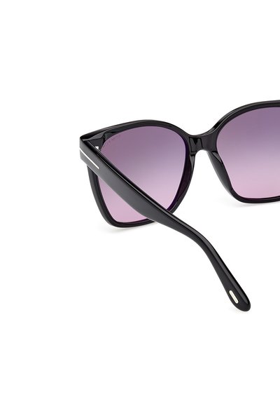 Musta kissansilmätyyliset aurinkolasit, joissa on liukuväriset violetit linssit. Ominaisuuksiin kuuluu kiiltävä pinta ja ohut hopeinen yksityiskohta varsissa.