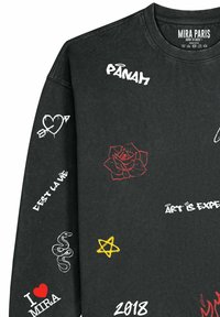 Felpa nera con diverse stampe grafiche: rosa rossa, serpente, cuore con freccia, stella gialla e testo in bianco, rosso e giallo.