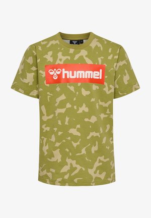 Grøn camouflage t-shirt lavet af bomuld. Har et rødt rektangulært logo med hvid tekst "hummel" centreret på brystet. Korte ærmer.