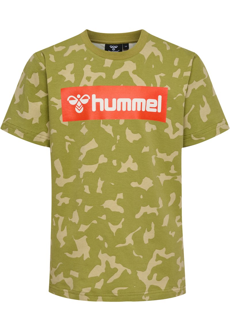 Grön camouflage t-shirt i bomull. Har en röd rektangulär logotyp med vit text "hummel" centrerad över bröstet. Kortärmad.