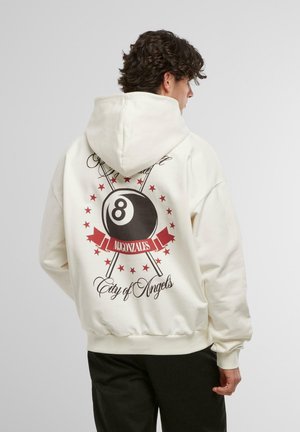 Beige hættetrøje med grafisk design på ryggen, inklusive en sort 8-ball, røde stjerner og teksten "MGonzales" og "City of Angels."