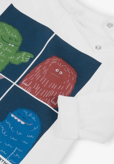 Biała koszula z długim rękawem z nadrukami z kreskówkowymi potworami w kolorach zielonym, czerwonym i niebieskim na granatowym tle; zawiera zapięcia na napy przy kołnierzyku.